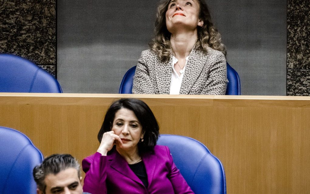 Vera Bergkamp (boven) hoort dat zij is verkozen tot de nieuwe voorzitter van de Tweede Kamer ten koste van Khadija Arib (onder). beeld ANP REMKO DE WAAL