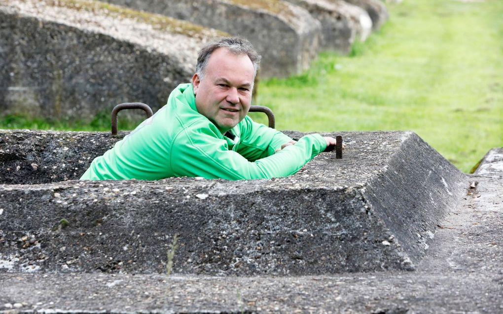 Huisman bij een van de kazematten op Fort De Spees. beeld VidiPhoto