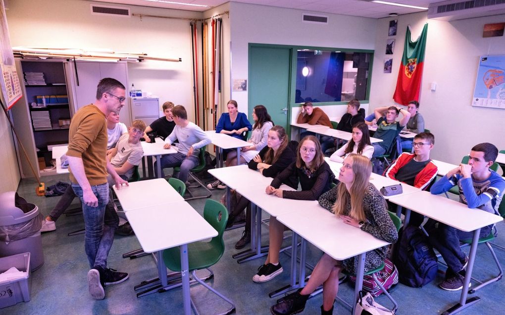 Vwo-leerlingen gingen afgelopen maandag in gesprek over de oorlog in Oekraïne. Voor de klas aardrijkskundedocent Martijn Lagendijk. beeld Dirk Hol