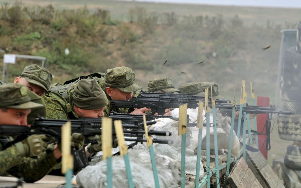 Russische dienstplichtigen tijdens een oefening. beeld EPA, Arkady Budnitsky