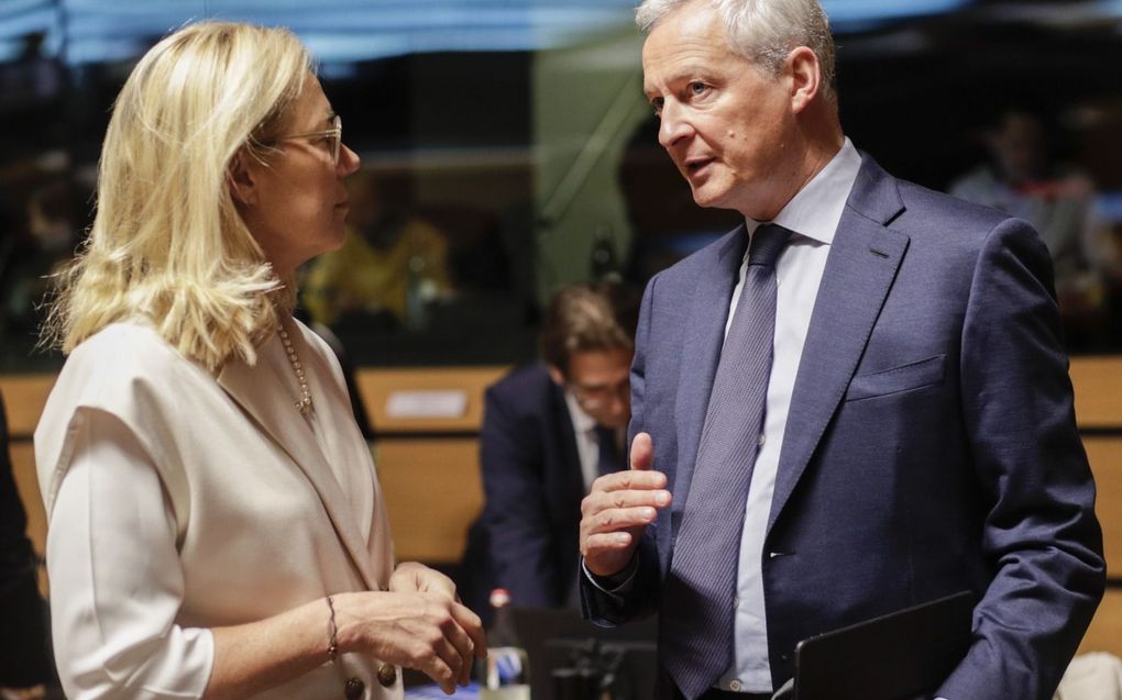 Minister van Financiën Sigrid Kaag (l.) in gesprek met haar Franse ambtsgenoot Bruno Le Maire. beeld EPA, Olivier Hoslet