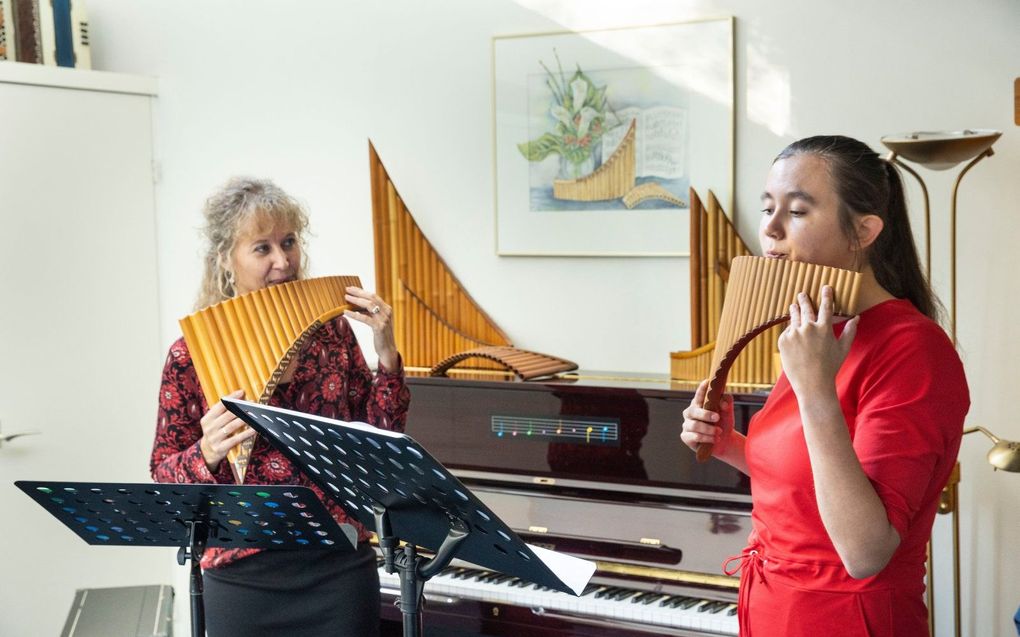 Rianne Klok (r.) en docent Noortje van Middelkoop. beeld RD, Anton Dommerholt