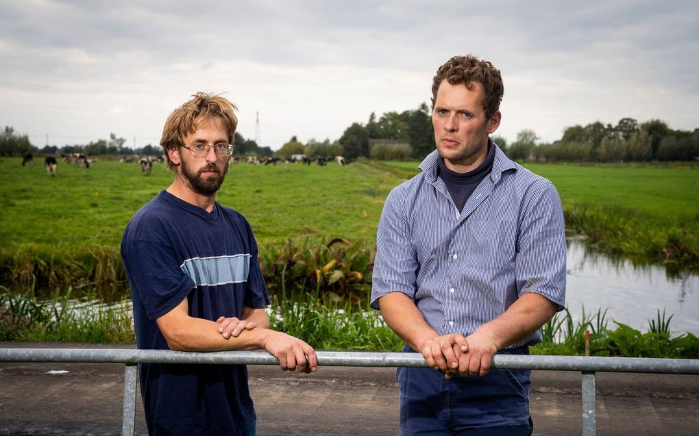 Gerrit (l.) en Arie Boer genieten van hun werk. beeld Cees van der Wal