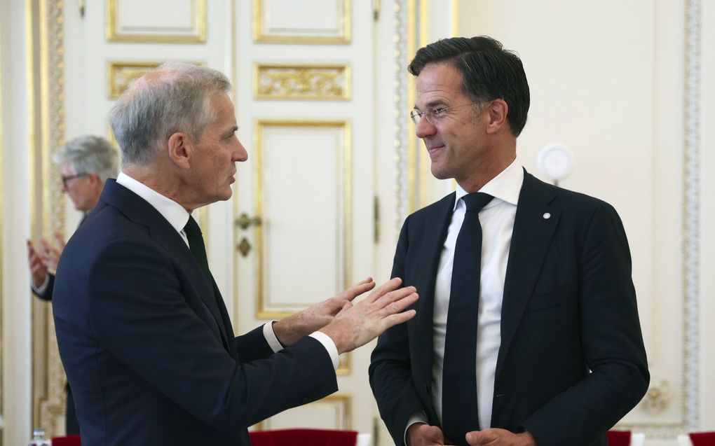 De Noorse premier Jonas Gahr Store en de Nederlandse premier Mark Rutte (R) tijdens de bijeenkomst van de Europese Politieke Gemeenschap in Praag, Tsjechië. beeld EPA, Martin Divisek