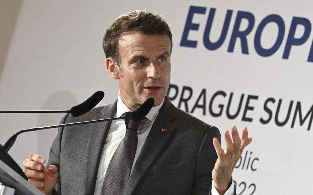 De Franse president Emmanuel Macron geeft een persconferentie na afloop van de bijeenkomst van de Europese Politieke Gemeenschap in Praag, Tsjechië. beeld EPA, Filip Singer