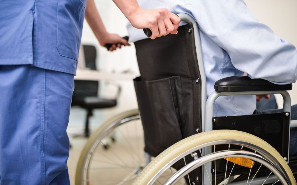 „Volgens oud-wethouder Janny Bakker moeten zorgverleners en ambtenaren inschatten wat de zorgvrager echt belangrijk vindt.” beeld iStock