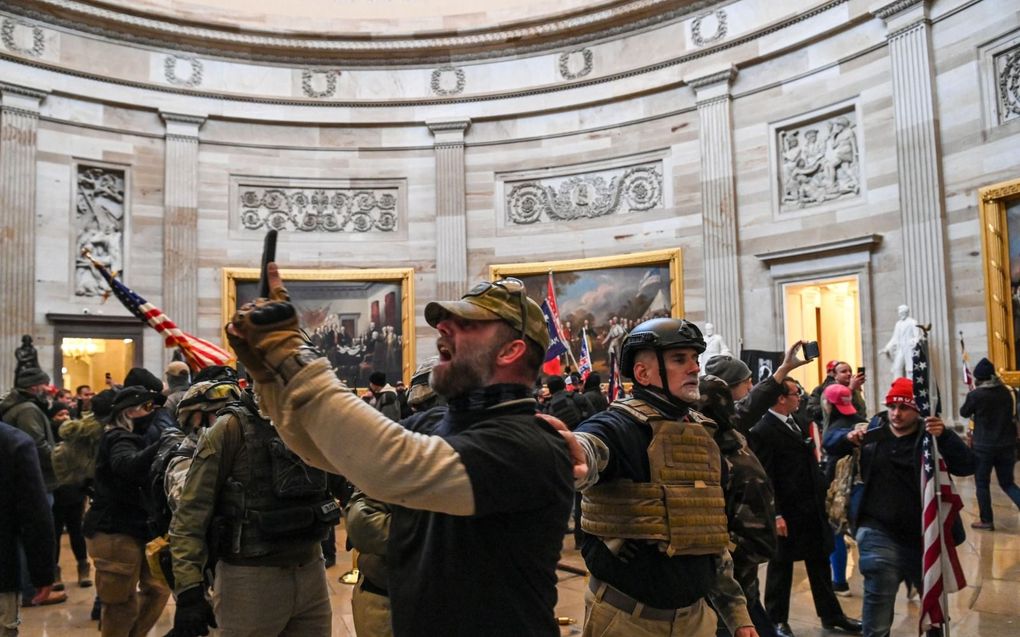 Relschoppers drongen op 6 januari 2021 het Capitool binnen. Onder hen waren ook leden van de rechts-extremistische groep Oath Keepers. beeld AFP, Saul Loeb