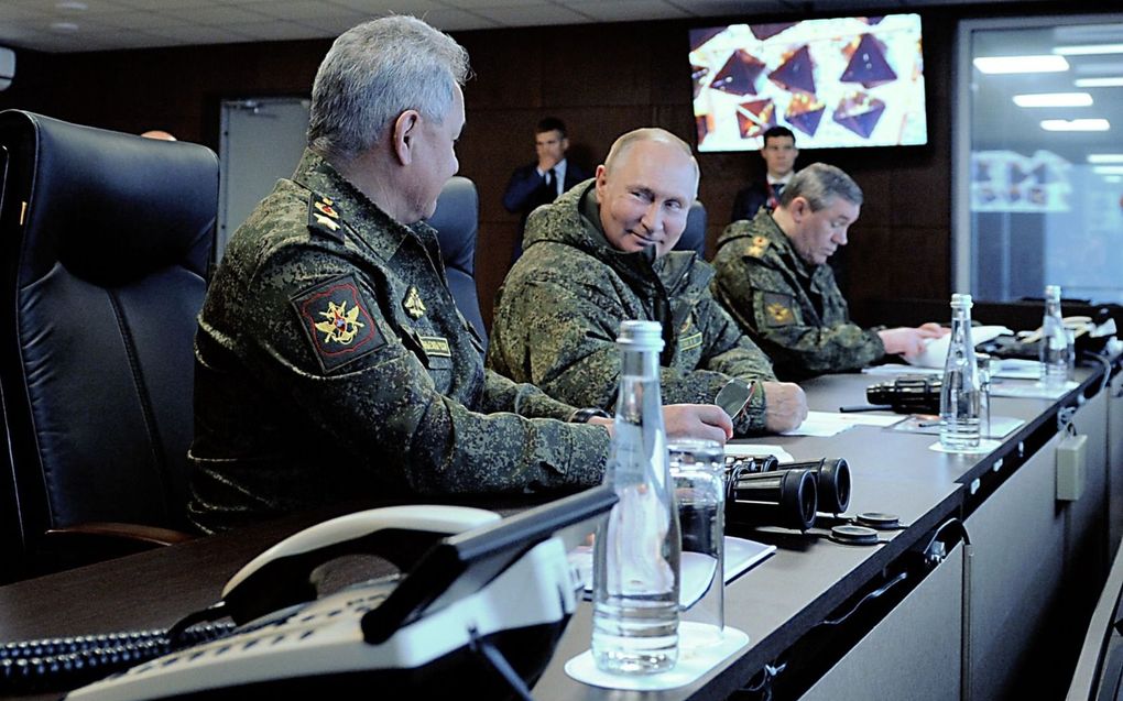 De Russische president Poetin (m.) schiet met de oorlog in Oekraïne zichzelf in de voet, zei defensie-expert Arie Vermeij. beeld AFP, Mikhail Klimentyev