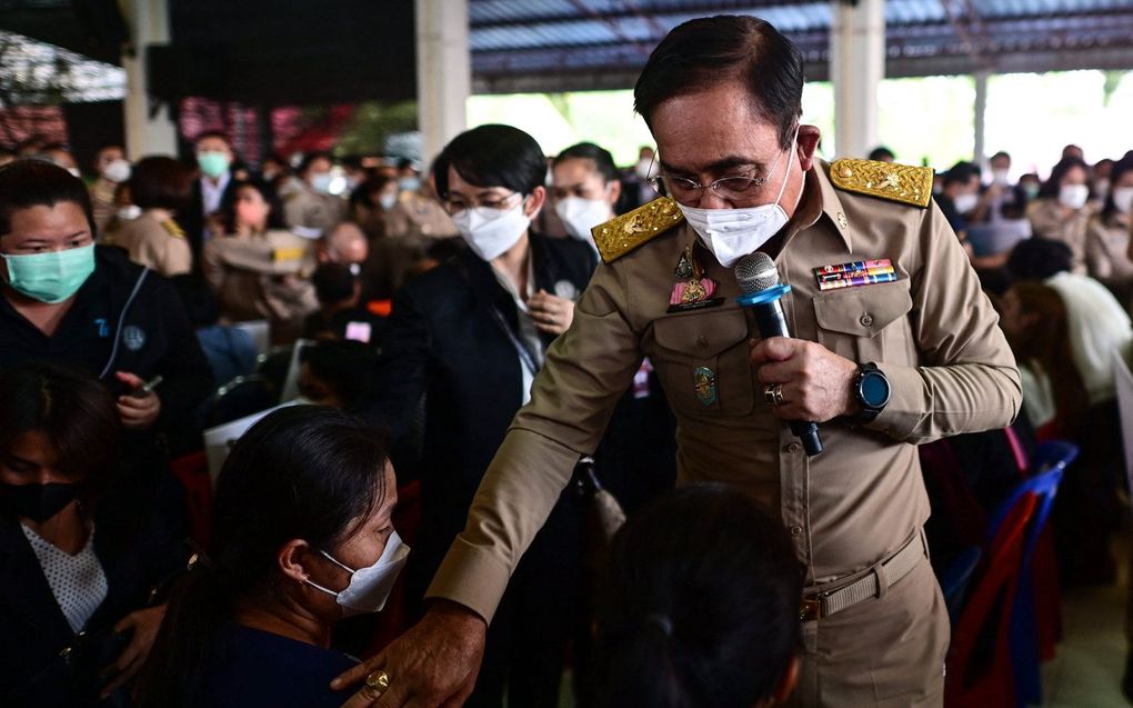 De Thaise premier Prayut Chan-O-Cha troost families en familieleden van slachtoffers die zich hebben verzameld bij de crèche, waar een voormalige politieagent ten minste 37 mensen heeft gedood bij een massale schietpartij. beeld AFP, Manan Vatsyayana