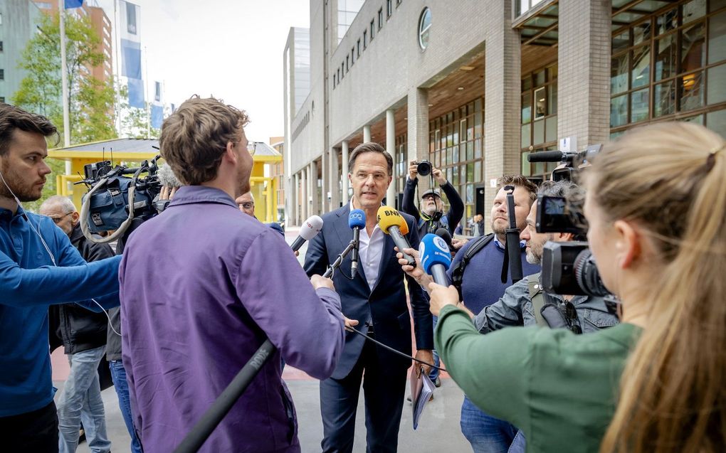 Minister-president Mark Rutte tijdens een werkbezoek, in het teken van de voortgang van de versterkingsoperatie in het aardbevingsgebied en de afhandeling van de schade, aan de provincie Groningen. beeld ANP, Robin van Lonkhuijsen