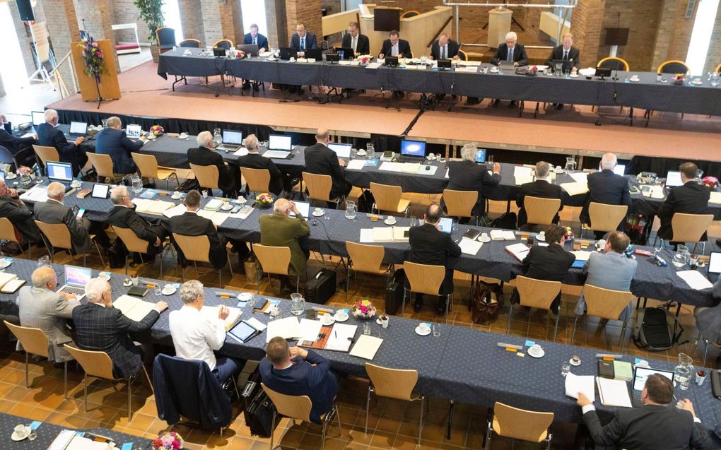 „Daar waar geen terugkeer naar de synodale besluiten en bepalingen plaatsvindt, is het classicale vermaan geboden.” Foto: CGK-synodevergadering op 10 mei 2022 in Nunspeet. beeld RD, Anton Dommerholt