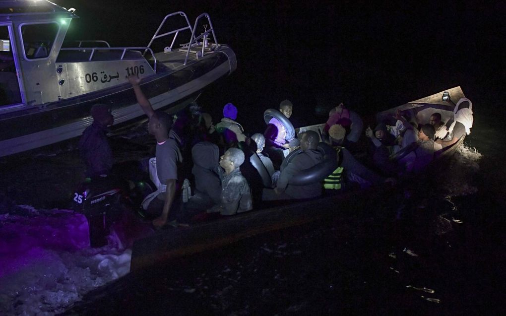 Nachtelijke onderschepping door de Tunesische kustwacht in de Middellandse Zee, dinsdag. beeld AFP, Fethi Belaid