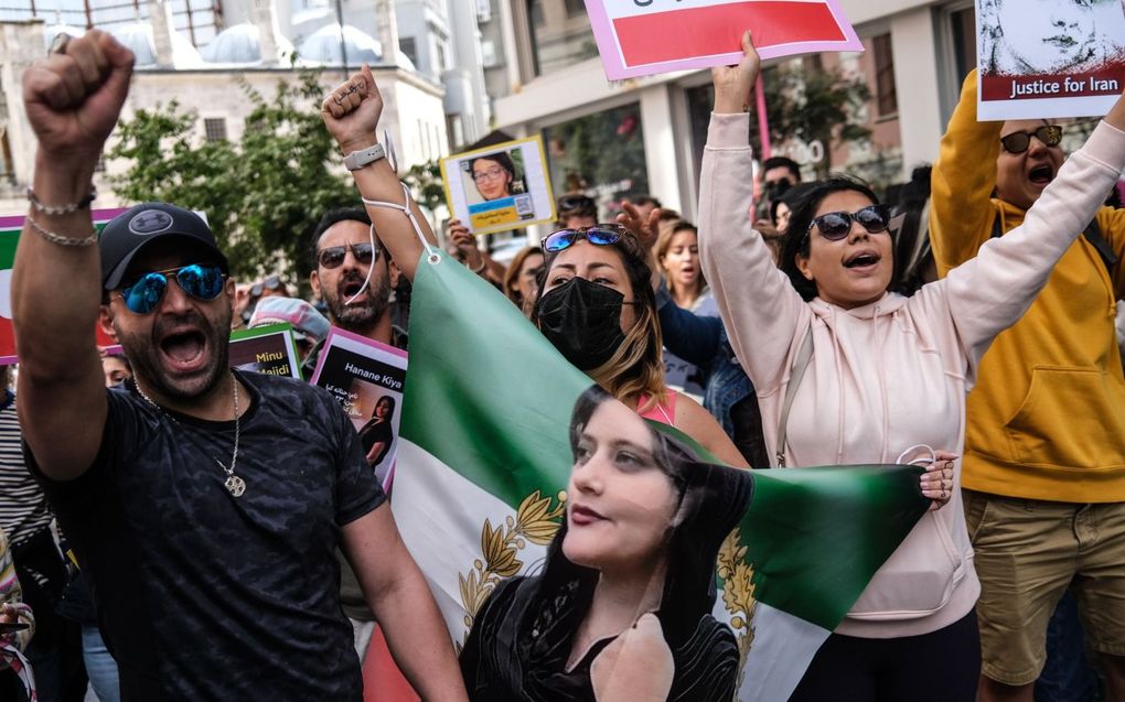 Betogers in Istanboel tonen hun solidariteit aan de Iraanse demonstranten. beeld EPA