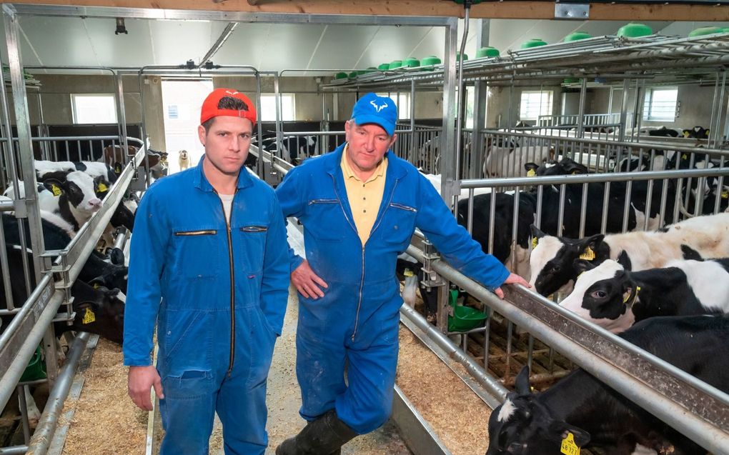 Jan Vos (r.) investeert in zijn bedrijf om dat te zijner tijd over te dragen aan zoon Dinant. beeld Ruben Schipper Fotografie