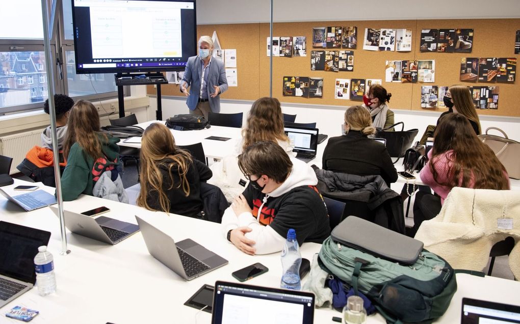 Studenten van het ROC Nijmegen kregen vrijwel geen klassikaal onderwijs meer. Foto: studenten tijdens een college op het Nova College in Haarlem. beeld ANP, Olaf Kraak