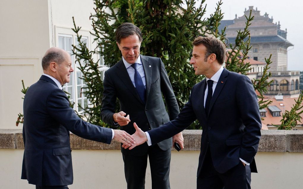 De Duitse bondskanselier Olaf Scholz (l.), premier Mark Rutte en de Franse president Emmanuel Macron (r.). beeld AFP, Ludovic MARIN