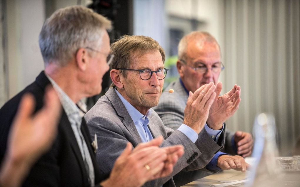 Ds. Melle Oosterhuis (midden), op vorige synode van GKV; beeld Carel Schutte