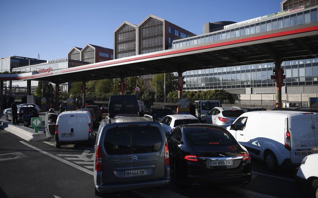 Drukte bij een tankstation in Parijs. beeld AFP, JULIEN DE ROSA