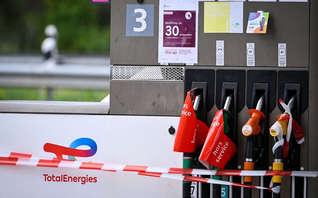 Tientallen Nederlandse automobilisten zijn in Frankrijk stil komen te staan met een lege tank, doordat tankstations geen brandstof meer hebben. beeld AFP, Sebastien Bozon