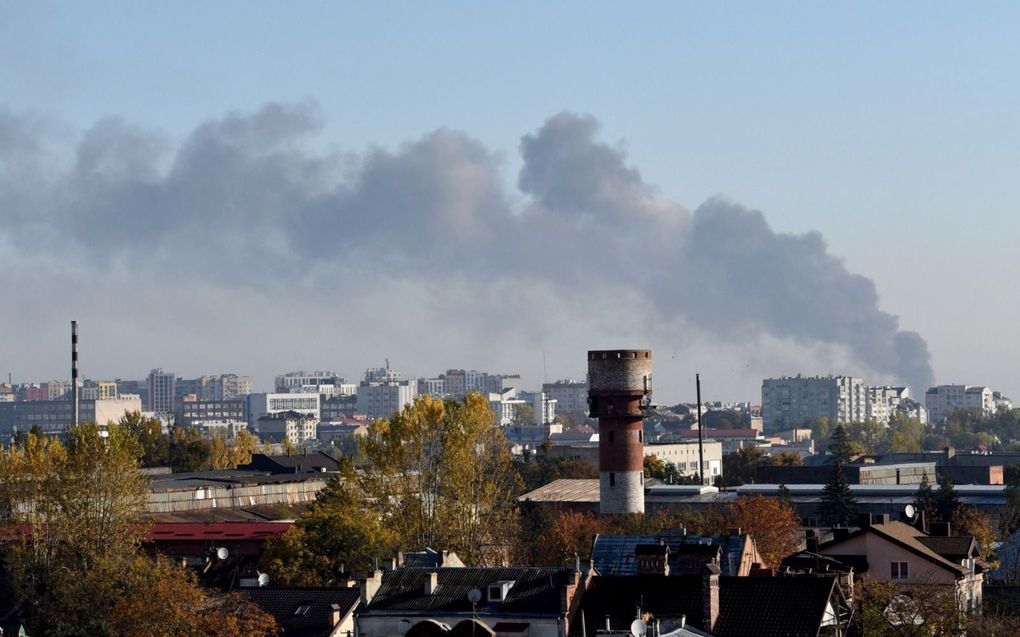 „Een ontwrichtende en verwoestende oorlog die in toenemende mate de hele wereld raakt, is het uitzichtloze perspectief dat de groten der aarde ons voorhouden.” Foto: de Oekraïense stad Lviv na een Russische raketaanval. beeld AFP, Yuriy Dyachyshyn