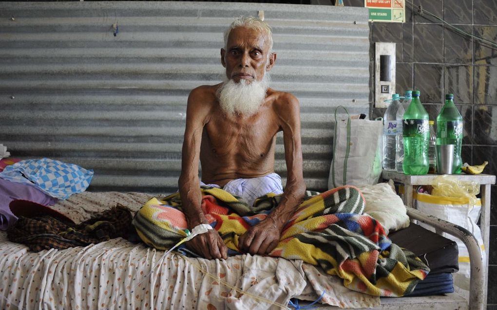 Een tbc-patiënt zit op zijn bed in een ziekenhuis in Agartala, een stad in het oosten van India. beeld AFP, Arindam