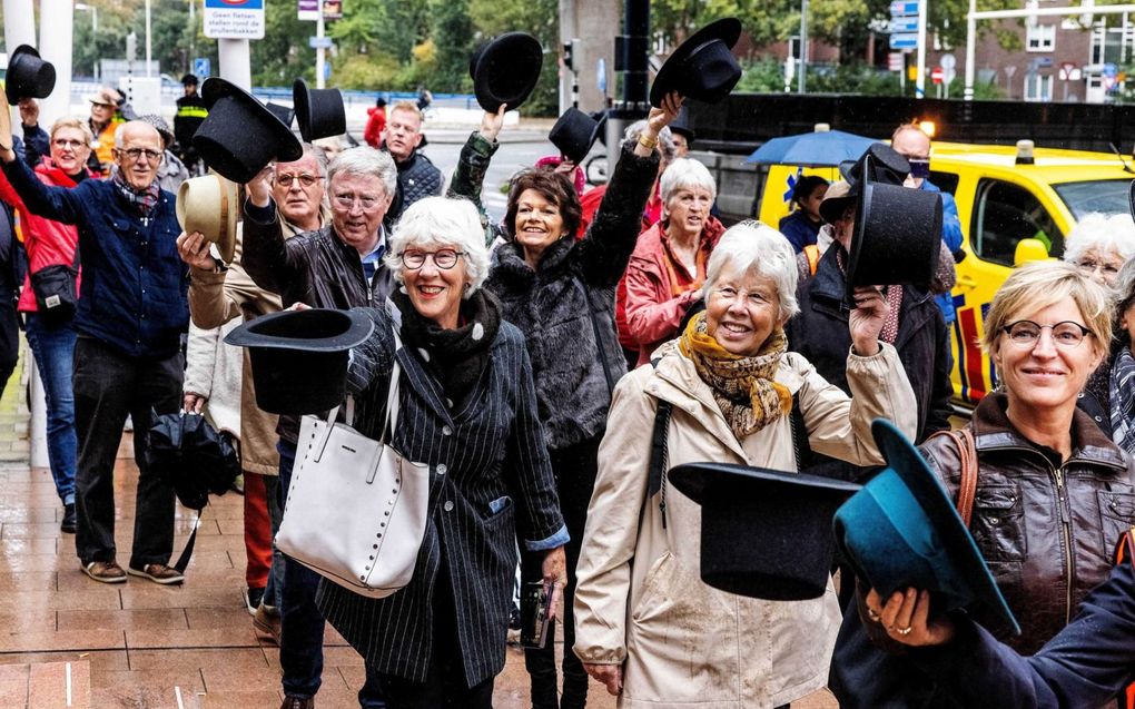 Zo’n honderd leden van de Coöperatie Laatste Wil lichtten maandag bij het Paleis van Justitie in Den Haag hun hoed om daarmee te protesteren tegen de regels rond hulp bij zelfdoding. beeld ANP, Jeffrey Groeneweg