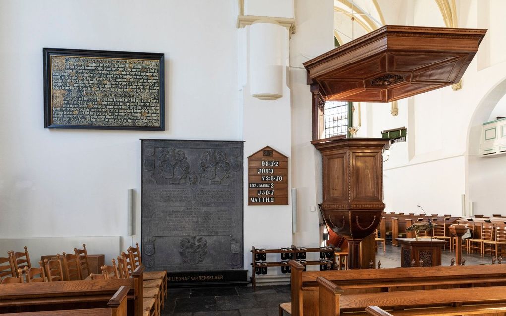 Het aantal betaalde medewerkers in gemeenten binnen de PKN, onder wie kerkelijk werkers, kosters en beheerders, neemt af, blijkt uit onderzoek. Foto: de Grote Kerk in Nijkerk.  beeld André Dorst