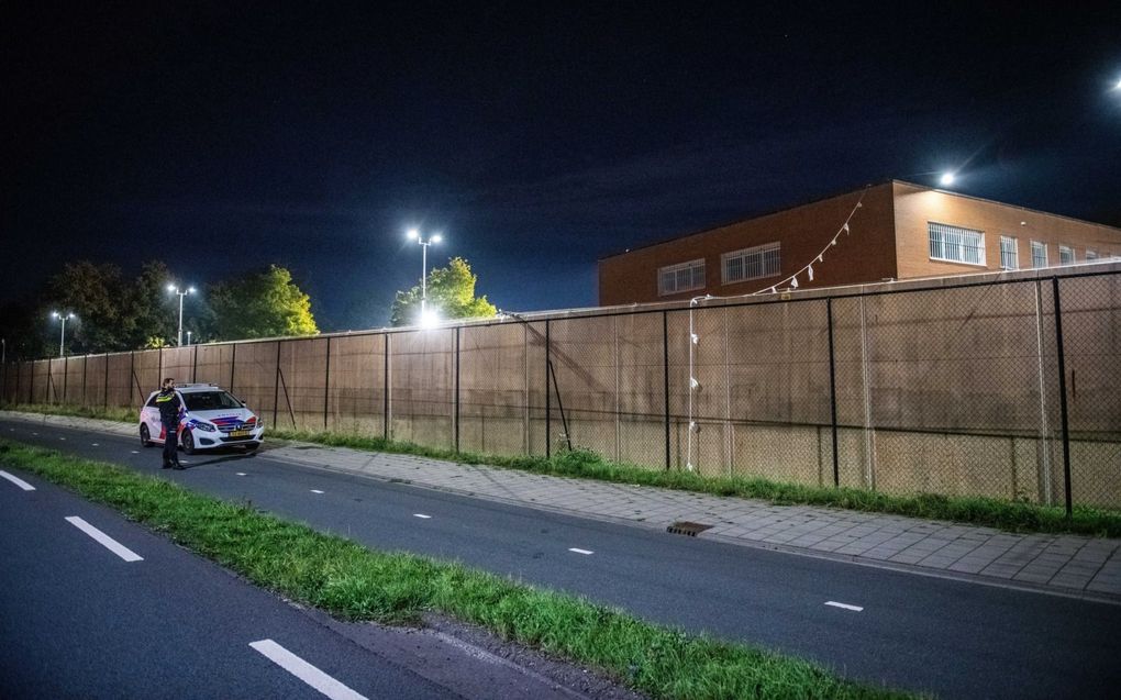 Een gevangene heeft geprobeerd te ontsnappen uit een gevangenis in Alphen aan den Rijn. De man kon uit zijn cel komen door een ruit en tralies te verwijderen. De gedetineerde probeerde te ontsnappen door met aan elkaar geknoopte lakens over de gevangenismuur te klimmen. beeld ANP JOSH WALET