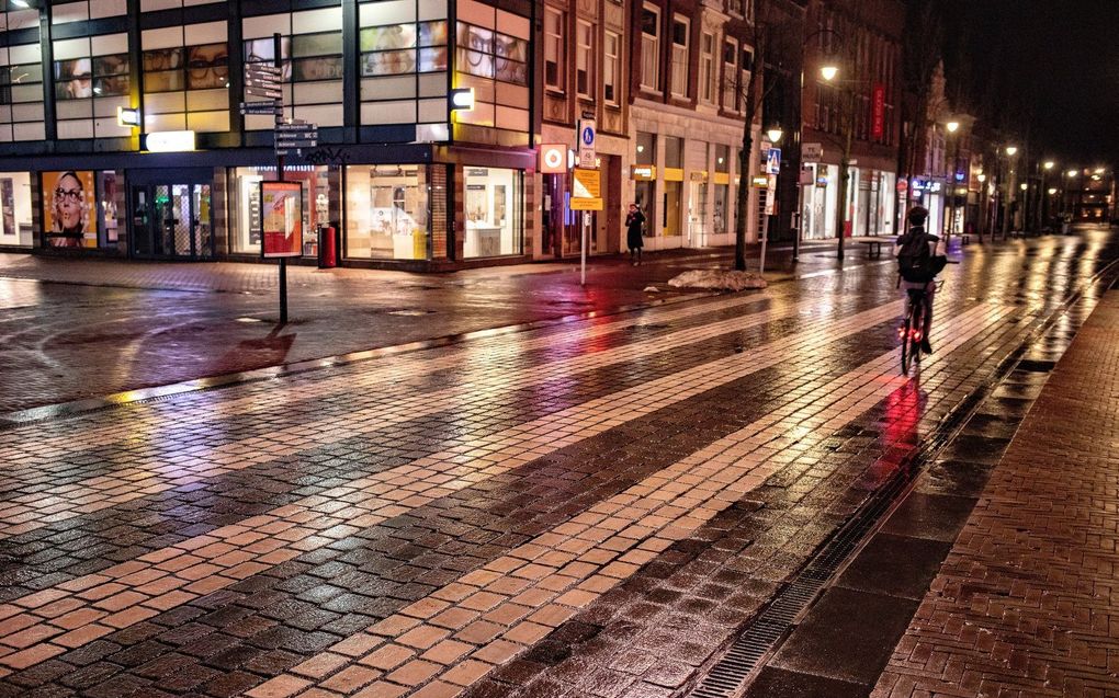 Dordrecht in coronatijd, februari 2021. Na 21.00 uur is de avondklok ingegaan en is het erg stil op straat. De Onderzoeksraad voor Veiligheid plaatst kritische noten bij de genomen coronamaatregelen in die tijd. beeld Dirk Hol