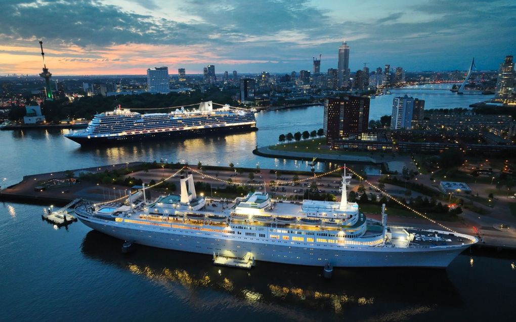 De Rotterdam V (voorgrond) en Rotterdam VII in mei 2022 in de haven van Rotterdam. beeld HAL