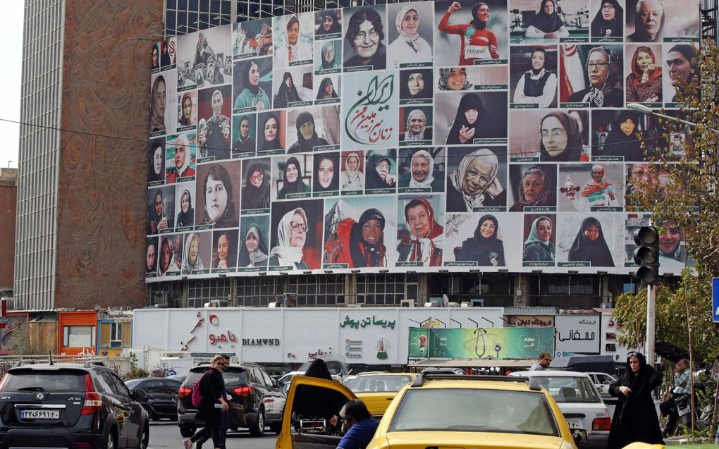 Op een enorm billboard in de Iraanse hoofdstad Teheran laten de autoriteiten zien hoe vrouwen zich correct moeten bedekken. beeld AFP