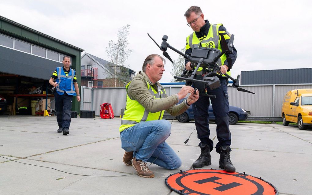 De politie zet steeds vaker drones in. Streven is dat de tien regionale politie-eenheden en de landelijke eenheid komende maanden elk hun eigen droneteam krijgen. In het Drentse Wijster kregen politiemensen vorige week instructies over de nieuwe, grote drone DJI Matrice 300.  beeld Persburo Melissen