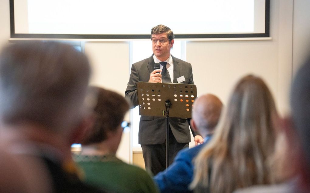 Dr. M. Klaassen presenteert het boek ”Een transgender komt thuis” van Laura Perry. beeld Niek Stam