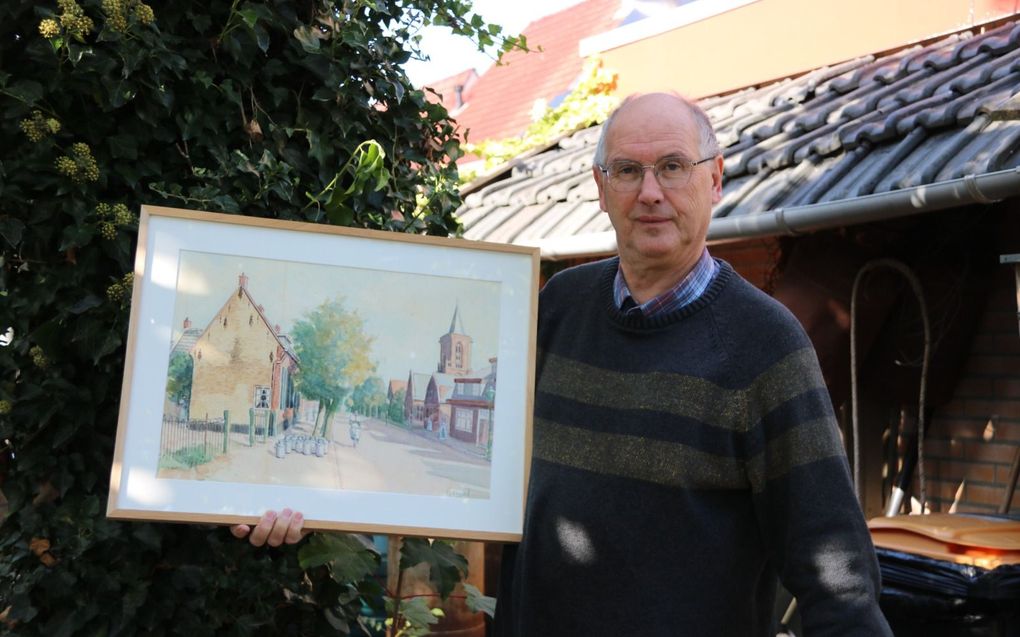 Arie ter Beek, auteur van een boek over Klaas Zwaan, met het doek dat de schilder in 1967 maakte voor zijn ouderlijk huis in Bunschoten. beeld Sjaak van de Groep