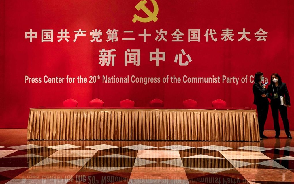 Hotelpersoneel in het perscentrum in de aanloop naar het 20e Partijcongres van de Chinese Communistische Partij in Peking. beeld AFP, Noel Celis