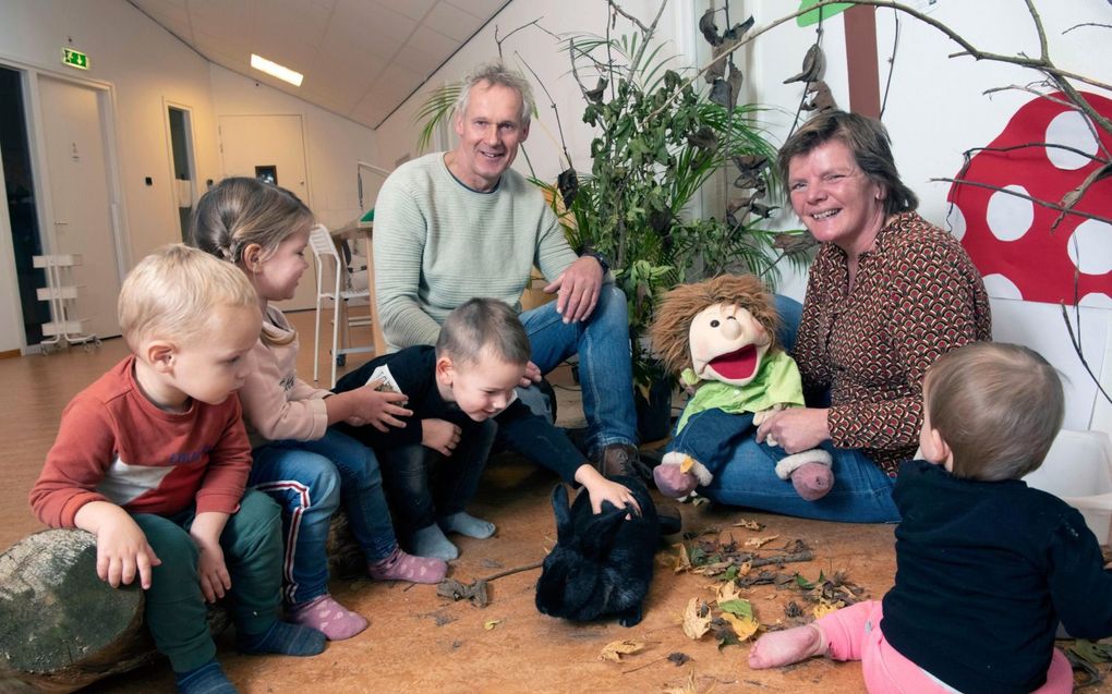 Op kinderdagverblijf De Vossebelt leren kinderen al van jongs af aan met dieren omgaan. Op de foto: eigenaren Gerrit en Johanna Stam met een aantal kinderen.  beeld Ruben Meijerink.