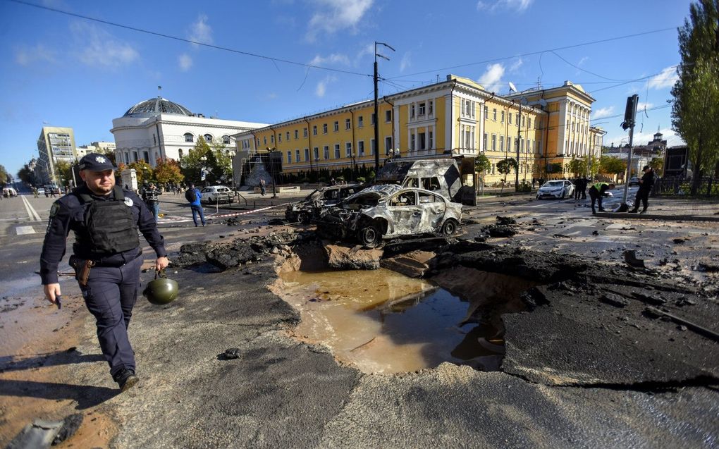 Russisch raketvuur vernielde verschillende doelen in Kiev, maandag, als reactie op de aanslag op de Krim-brug. beeld EPA, Oleg Petrasyuk