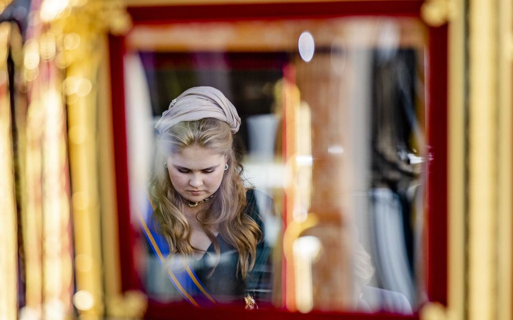 Wegens ernstige bedreigingen zit prinses Amalia momenteel min of meer gevangen in eigen huis. Foto: de prinses onlangs in de Glazen Koets op Prinsjesdag. beeld ANP, Sem van der Wal