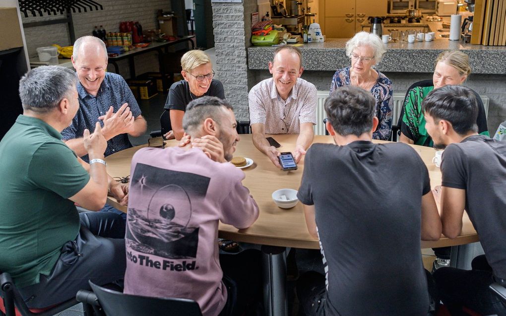 Asielzoekers in een kerkgebouw in Assen. beeld Duncan Wijting