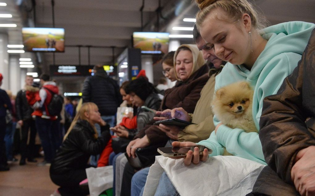 Mensen verblijven in een metrostation in Kiev. beeld EPA, ANDRII NESTERENKO