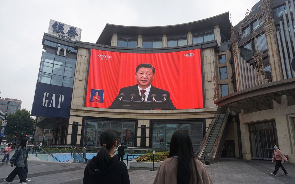 Mensen in Hangzhou kijken naar de toespraak van Xi. beeld AFP