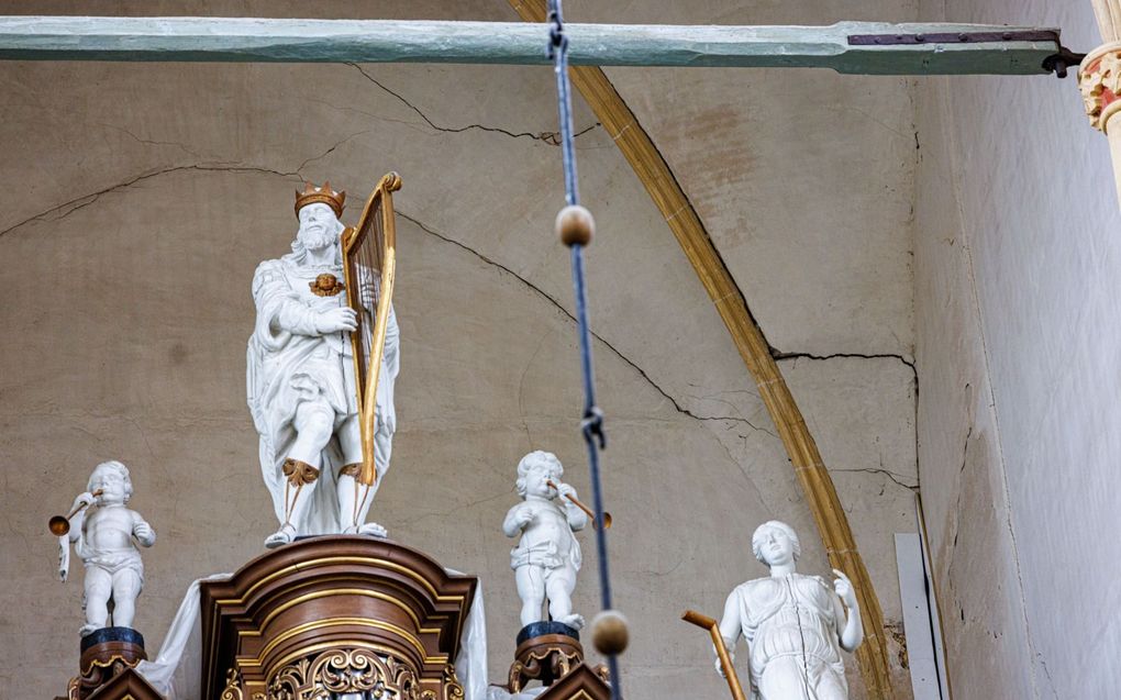 In de muren achter het beroemde Hinsz-orgel zijn grote scheuren ontstaan. Er komt een veiligheidsvloer boven het instrument. beeld Freddy Schinkel