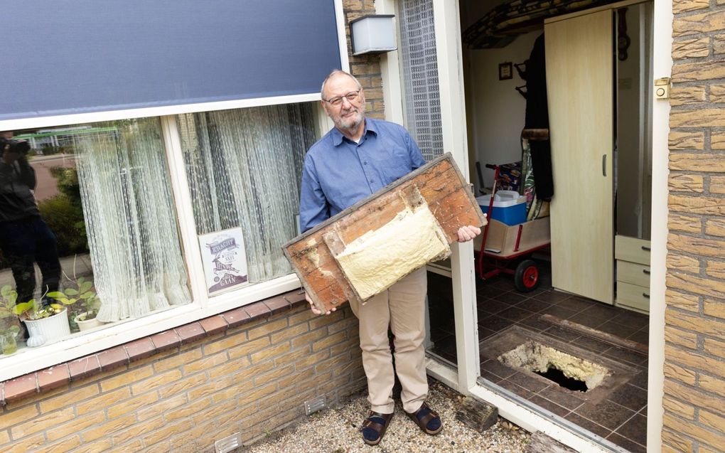 Joop ter Laak showt zijn vloerisolatie en zijn zonnescherm. Ook zijn de roosters van de spouwmuurisolatie te zien. beeld RD, Anton Dommerholt