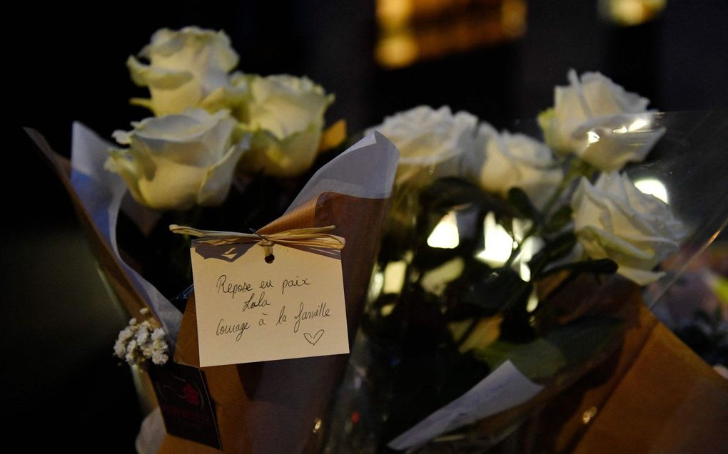 "Rust in vrede Lola, sterkte voor de familie", staat er op een boeket bloemen dat is neergelegd bij het flatgebouw waar het het 12-jarige schoolmeisje woonde. beeld AFP, JULIEN DE ROSA