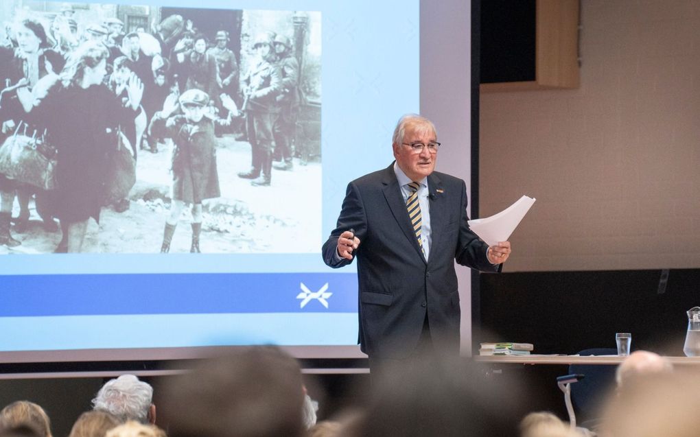 Zoni Weisz vertelde leerlingen van de Johannes Calvijnschool en het Ichthus College in Veenendaal maandag over ”de vergeten Holocaust”, die zijn ouders, broertje en zusjes het leven kostte. beeld Niek Stam