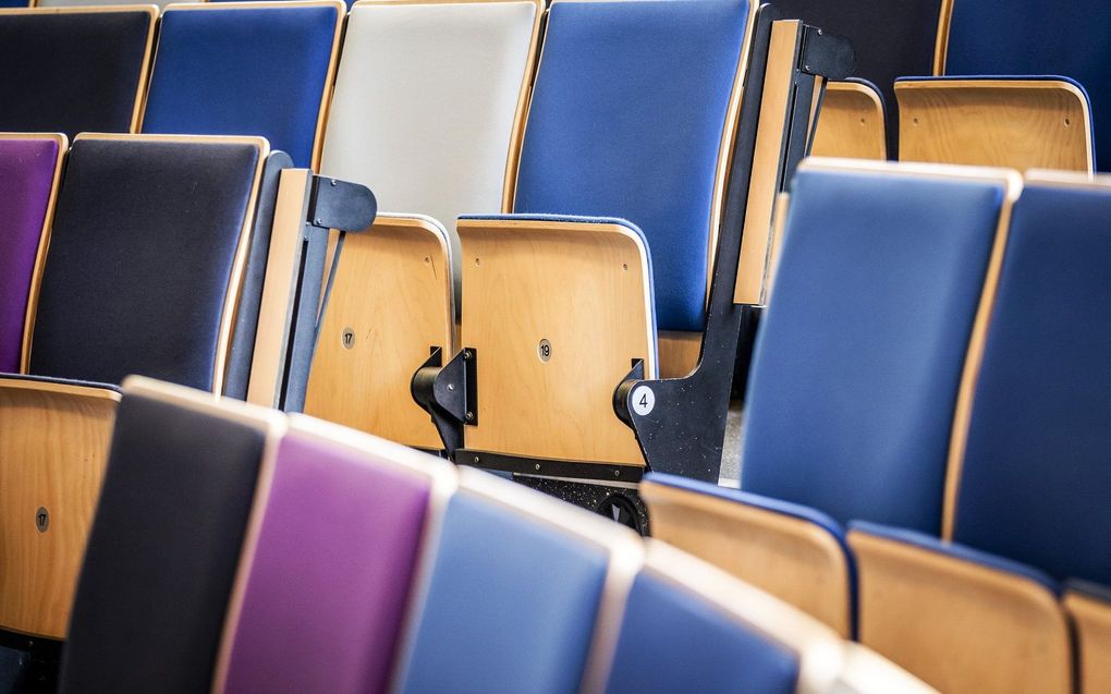 Een lege collegezaal in de Erasmus Universiteit in Rotterdam. beeld ANP, REMKO DE WAAL