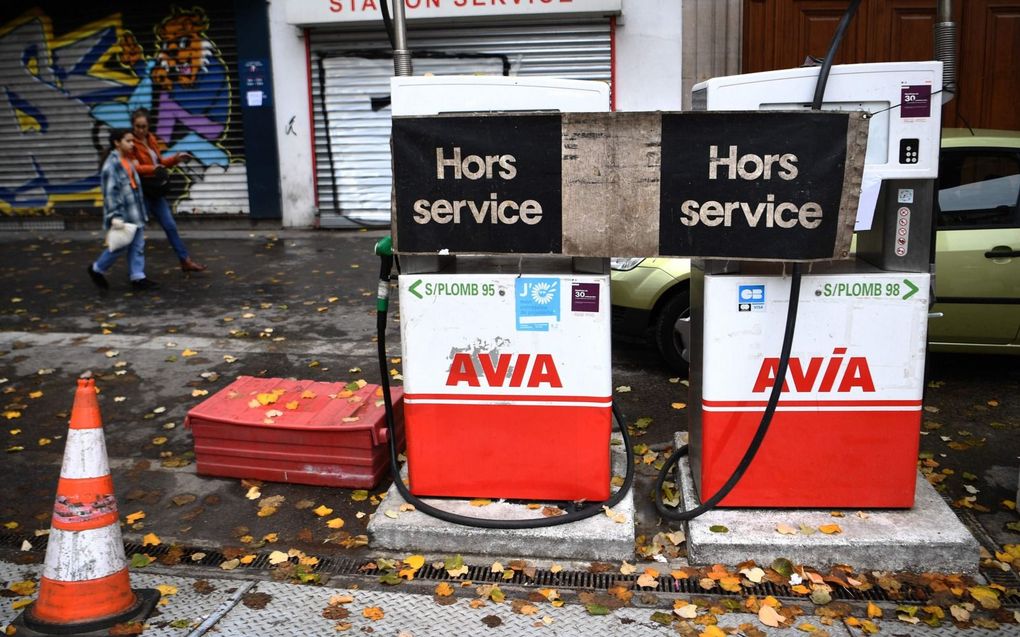 ”Buiten bedrijf”, melden deze benzinepompen in Parijs. beeld AFP, Christophe Archambault