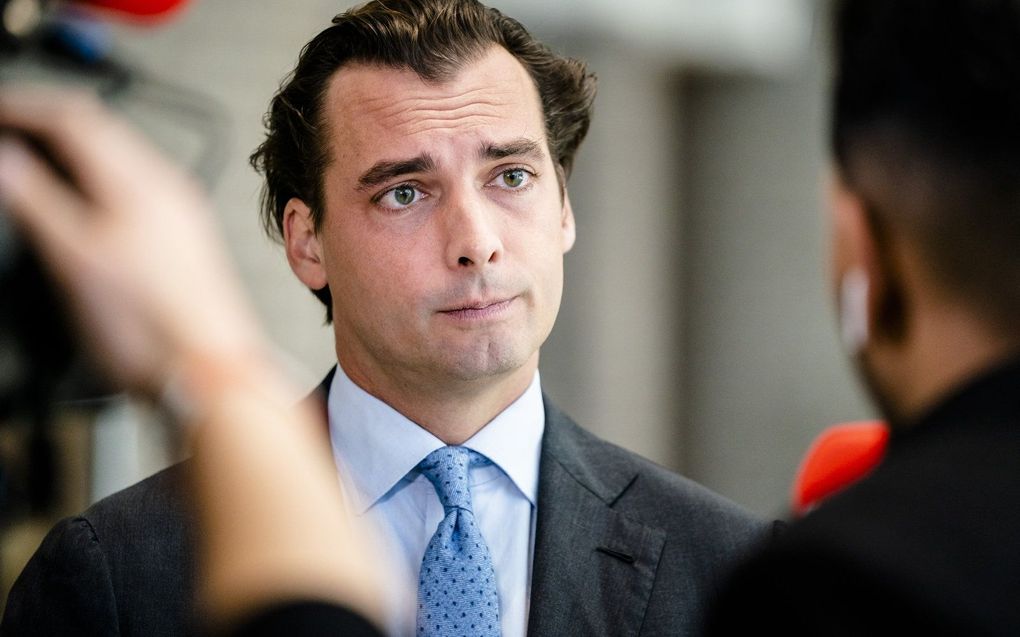 Thierry Baudet (FvD) in gesprek met verslaggever Jonathan Krispijn (Ongehoord Nederland), in het gebouw van de Tweede Kamer, voorafgaand aan de stemming over het voorstel om hem tijdelijk te schorsen vanwege het niet melden van zijn nevenfuncties. beeld ANP, Bart Maat