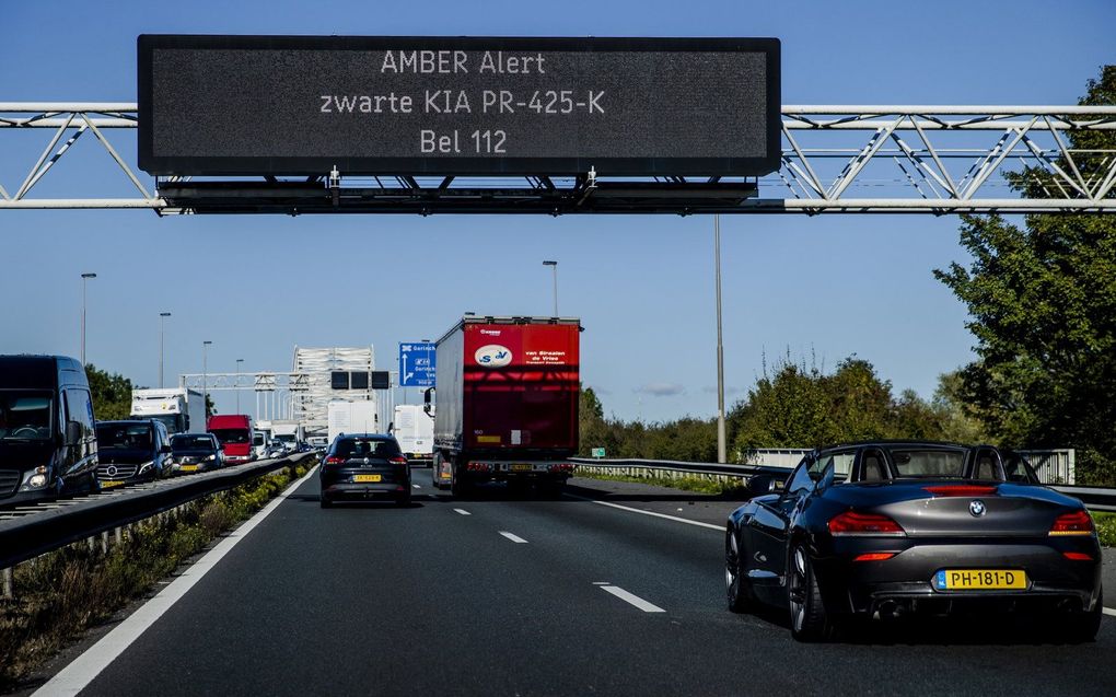 Een matrixbord met informatie uit de Amber Alert boven de snelweg A27. De politie zoekt naar het 10-jarige vermiste meisje Hebe uit Vught en haar begeleidster. Het gehandicapte kind en de 26-jarige vrouw zijn sinds een dag vermist. beeld ANP, Sem van der Wal