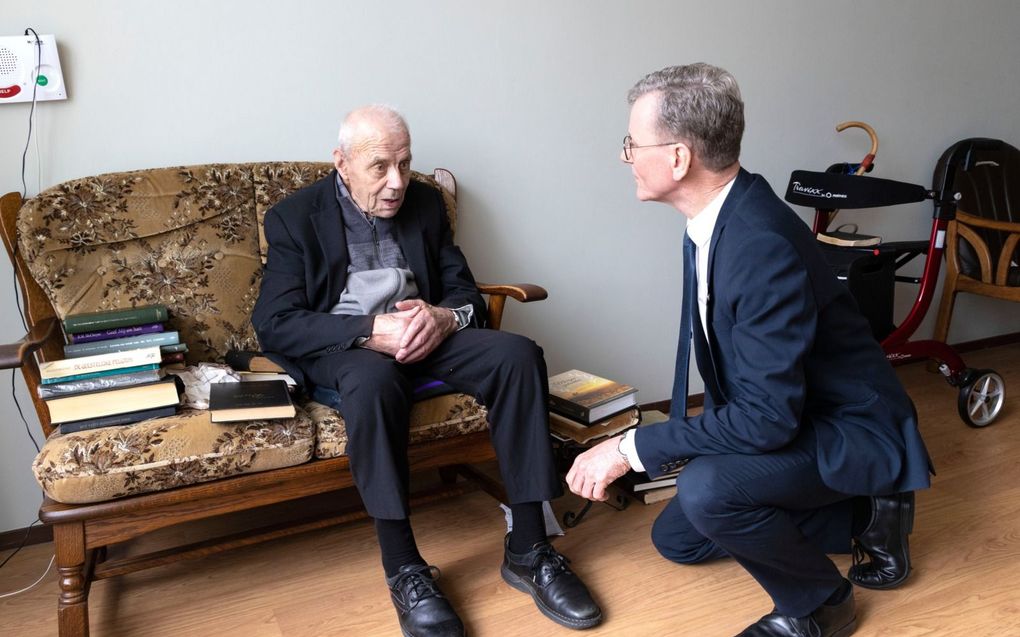 Simon van Koeveringe probeert elke bewoner enkele keren per jaar te spreken.  Over lichamelijke, psychische en geestelijke noden. beeld RD, Anton Dommerholt